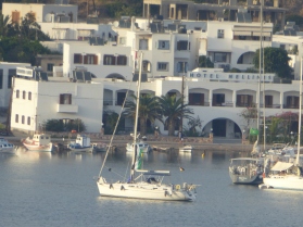 rijo vor Anker im Stadthafen von Patmos